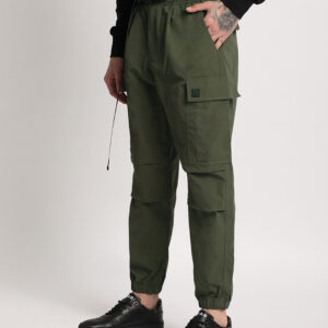 men green solid loose fit cargo